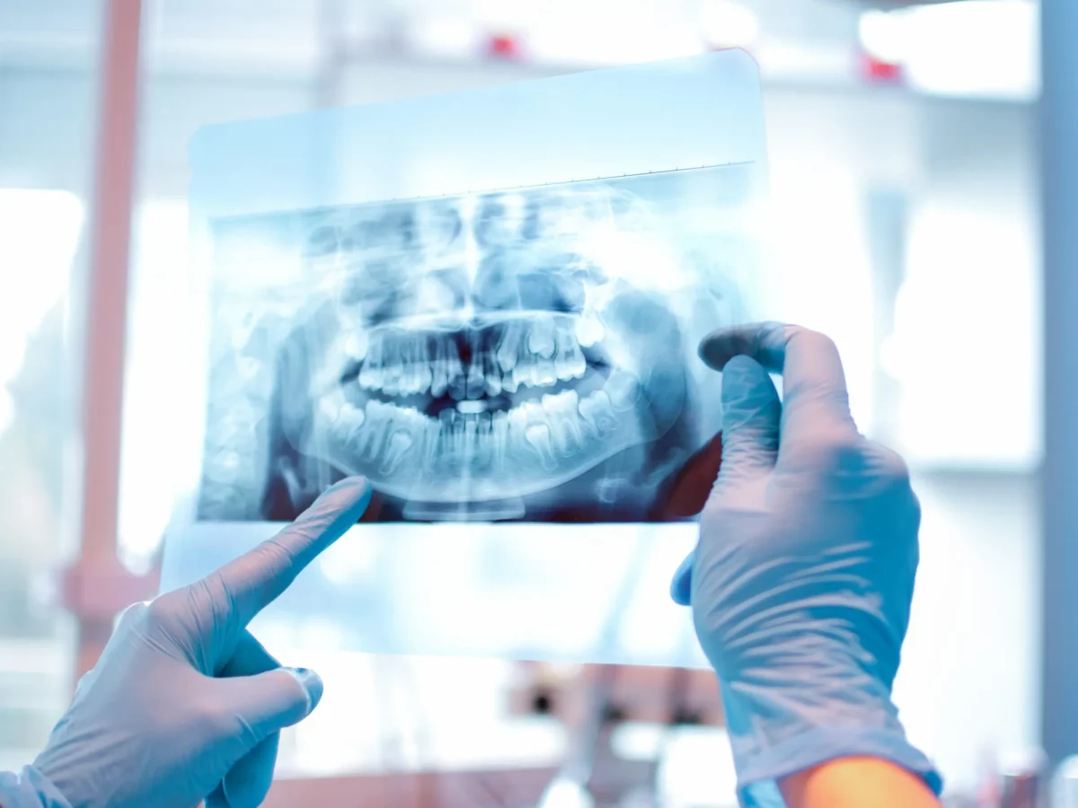 Proyecto de diseño web, identidad visual y comunicación para clínica dental, maxilofacial y estética, desde Almería (España) y Santiago de Chile